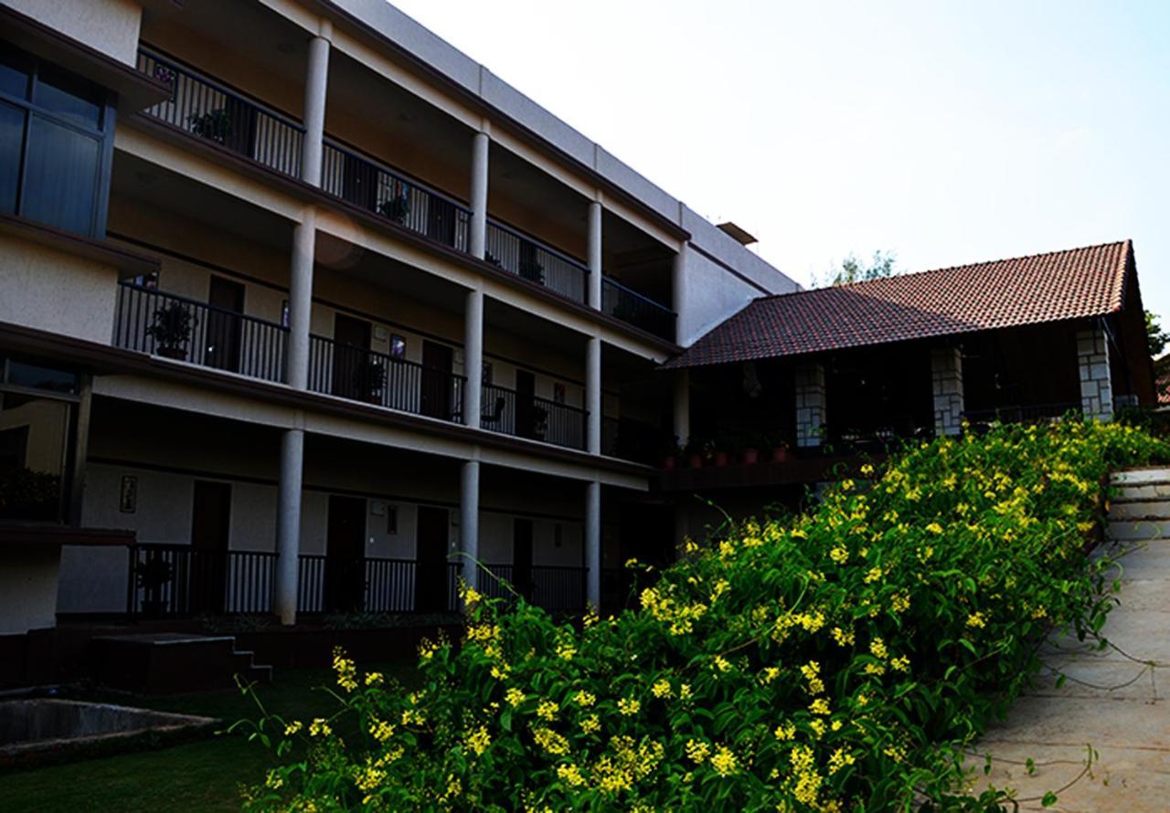 Cotton County Club And Resort Хубли Экстерьер фото